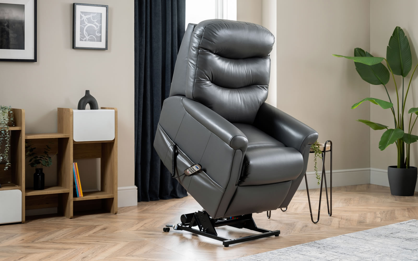 Celebrity Furniture Hollingwell Leather Riser Recliner Roomset